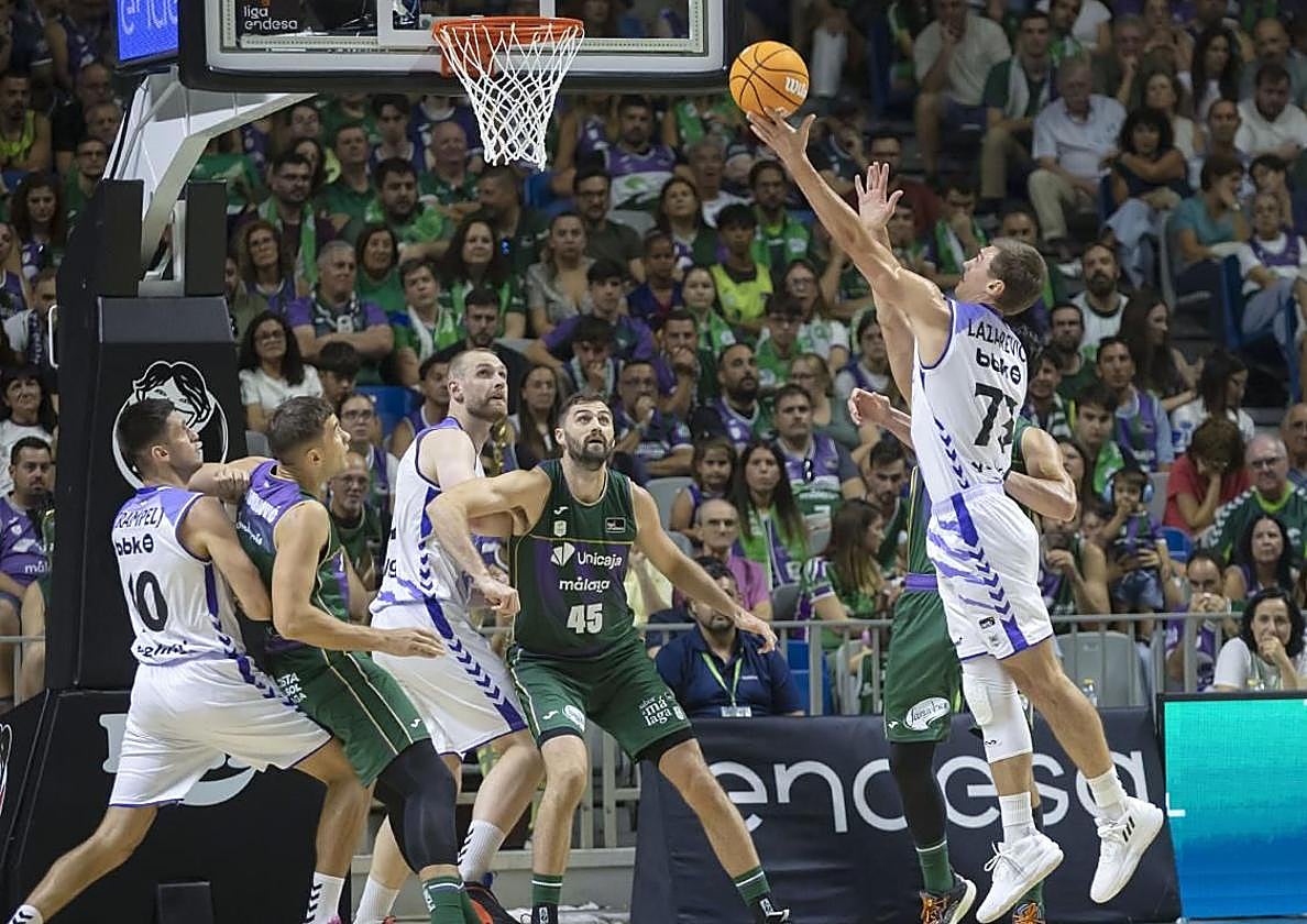 Stefan Lazarevic ante la presencia de un rival en Málaga.