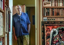 El domicilio de Altarriba en Vitoria es un santuario de libros, novelas gráficas y discos