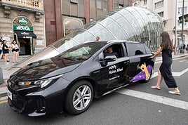 Uno de los primeros coches de Cabify que comenzaron a operar en Bilbao, en la plaza Moyua