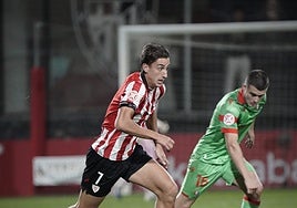Asier Hierro conduce el balón durante una acción del partido.