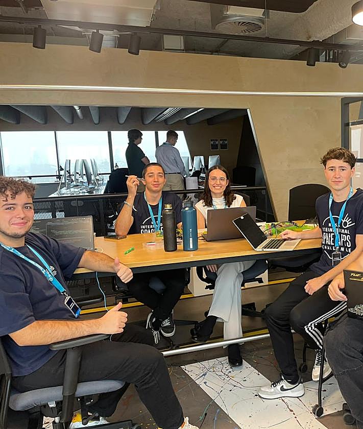 Imagen secundaria 2 - La directora del campus, Estibaliz León, junto al local lead del 'hackathon' en Bilbao, Rubén Concejo. Los participante strabajan en grupo para diseñar las soluciones a los retos propuestos.