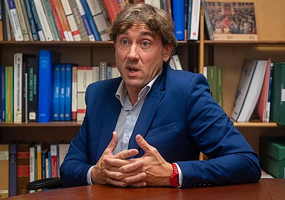 Andueza, en un momento de la entrevista, llevada a cabo en los despachos del Parlamento vasco.