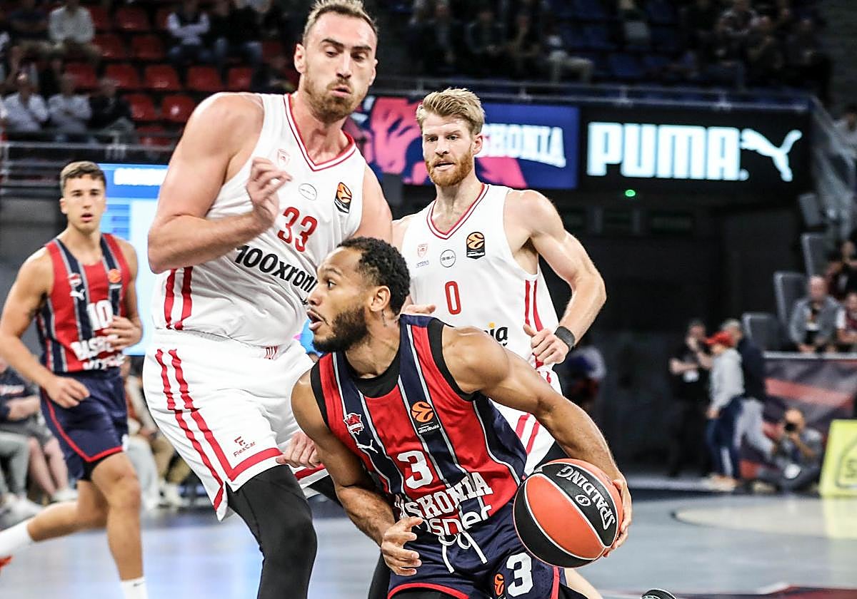 Nowell, ante Milutinov, pívot del Olympiacos.