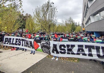 La afición del Alavés muestra su apoyo a Palestina en la previa del partido