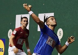 Larrazabal suelta una volea de derecha.