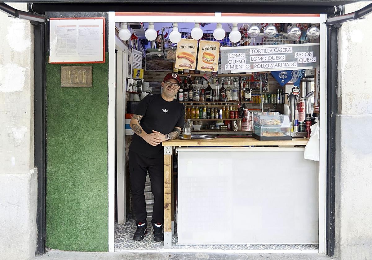David Serrano, en el Mamá Inés, enfrente de San Mamés.