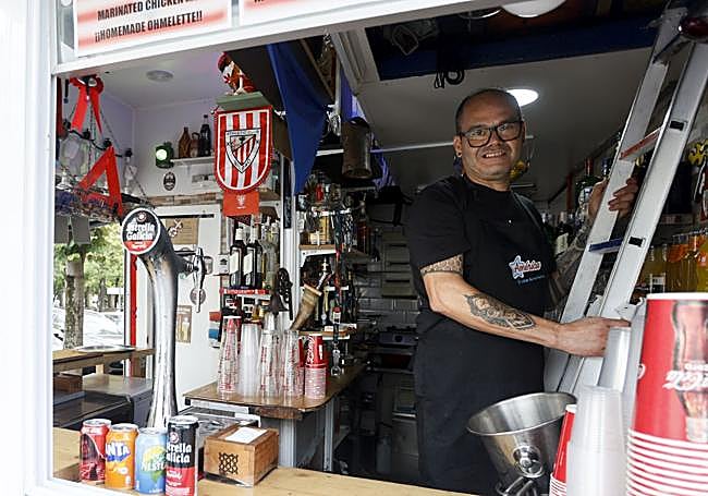 David, en la escalera para subir a la parte de arriba del bar.