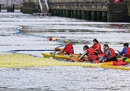 La ría, inusualmente amarilla.