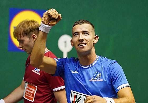 Rekalde celebra su victoria ante un cabizbajo Aldabe.