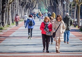 Dos mujeres pasean por Vitoria.