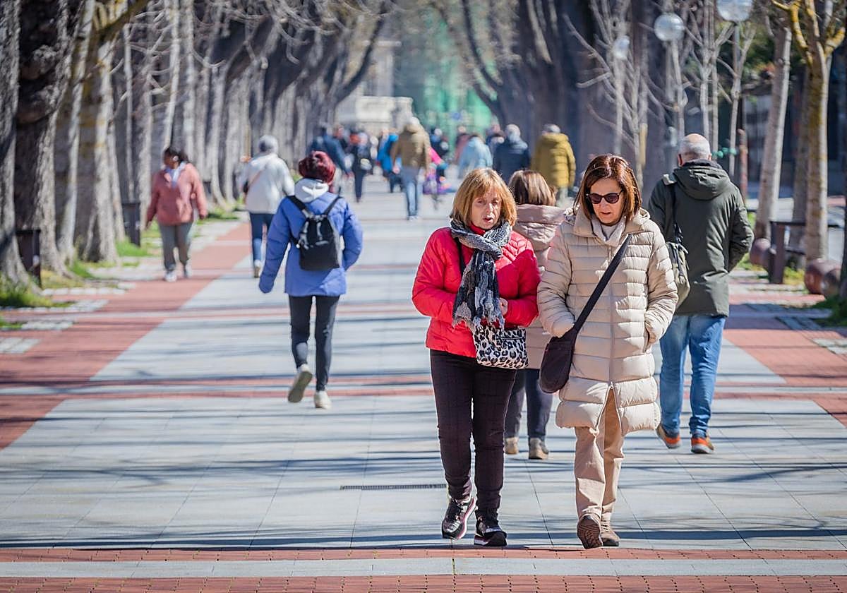 Dos mujeres pasean por Vitoria.