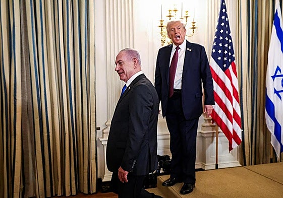 El presidente de Estados Unidos, Donald Trump, y el primer ministro israelí, Benjamín Netanyahu, salen al final de una conferencia de prensa conjunta en la Casa Blanca, en Washington.
