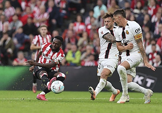 Iñaki Williams remata en el partido contra el Mallorca.