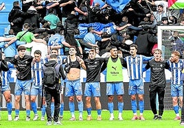 El equipo celebra con la afición la victoria ante el Elche.