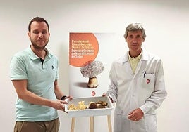 El concejal de Salud y Consumo, Álvaro Pérez, y el jefe de Sección de Inspección Alimentaria y Zoonosis del Ayuntamiento de Bilbao, Álvaro Chirapozu.