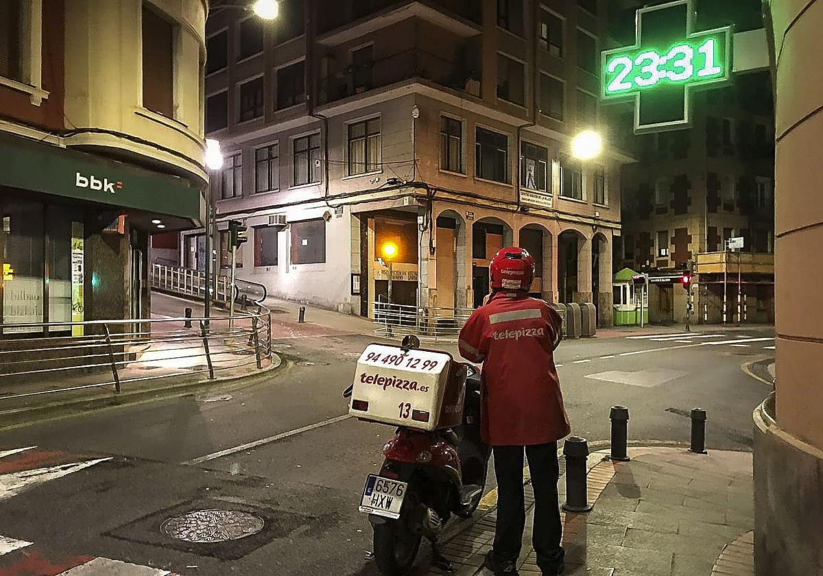 Un repartidor de Telepizza en Sestao.