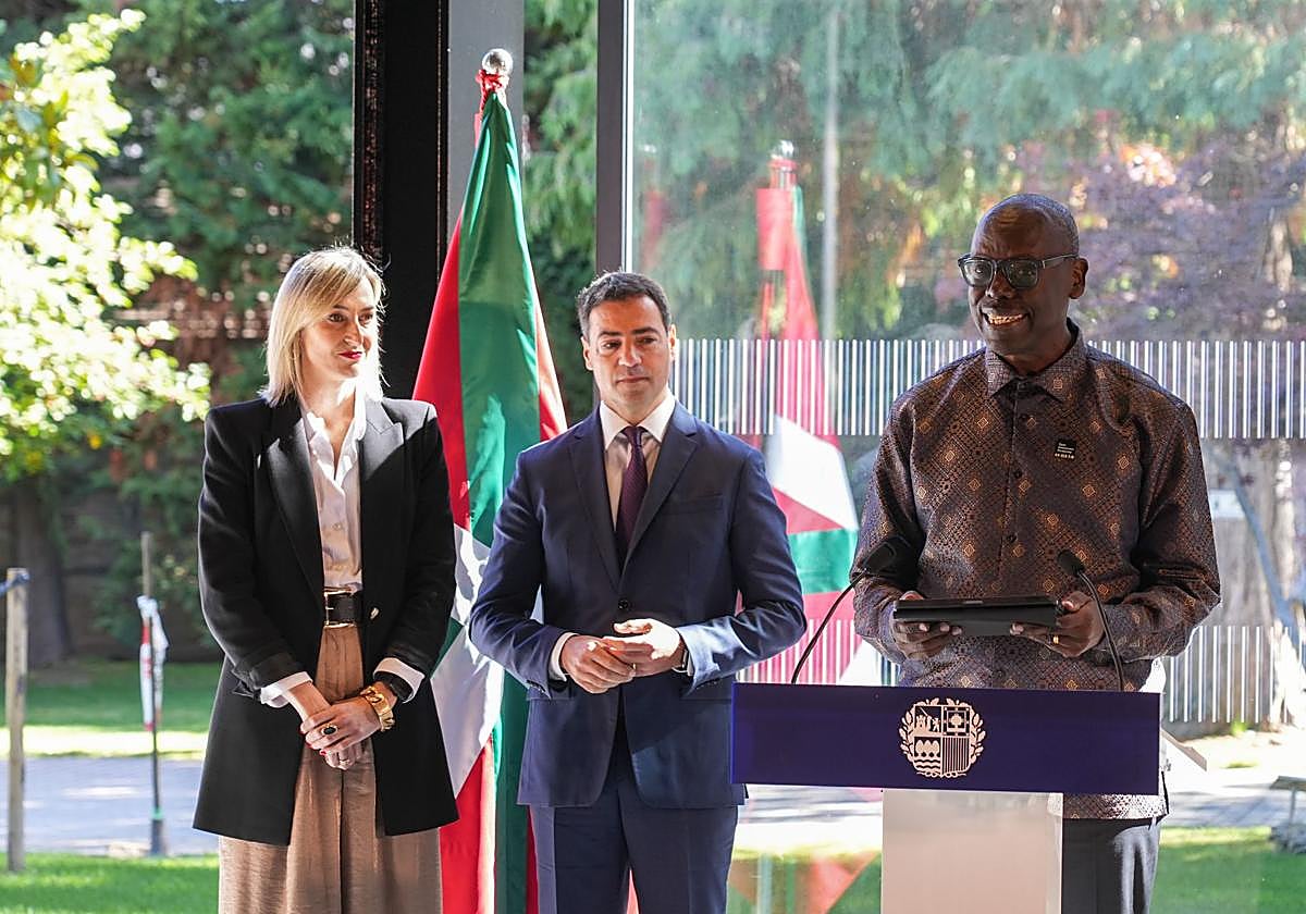 Eyakuze, a la derecha de Pradales, ha encabezado la delegación de la cumbre en la recepción de Ajuria Enea