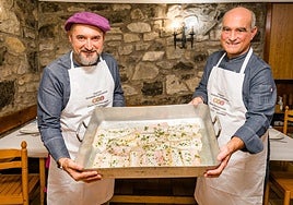 Sergio García, a la izquierda, y Armando Ochoa sostienen una cazuela con merluza. Sobre estas líneas, las alubias con el arroz frito, la panceta y las piparras y los saquitos de puerro con pollo dentro.