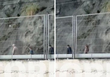 Viajeros caminando por las vías entre San Ignacio y Lutxana tras la avería del metro