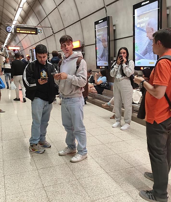 Imagen secundaria 2 - Dos fallos en la misma catenaria desataron el caos en el metro en horas punta