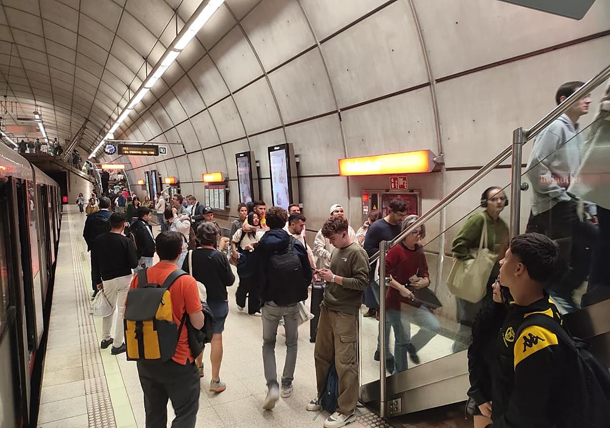 Imagen principal - Dos fallos en la misma catenaria desataron el caos en el metro en horas punta