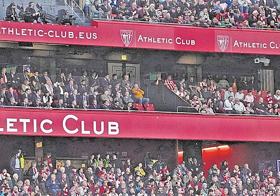 Palco de San Mamés ante el Mallorca.La zona que se ha separado para vender entradas queda a la derecha de la imagen.