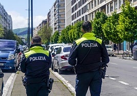 Roba en Vitoria un móvil y un reloj tras atacar con un palo y atropellar con su patinete a sus víctimas
