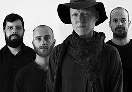 Pablo Caamiña Ursusson, con sombrero, junto a sus compañeros de Sangre de Muérdago.