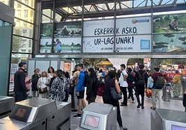 Dos fallos en la misma catenaria desataron el caos en el metro en horas punta