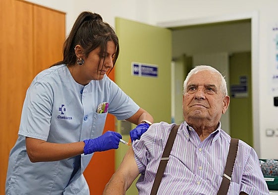 Un paciente recibe las vacunas contra la gripe y el covid en el ambulatorio de Arrontegi, en Barakaldo.
