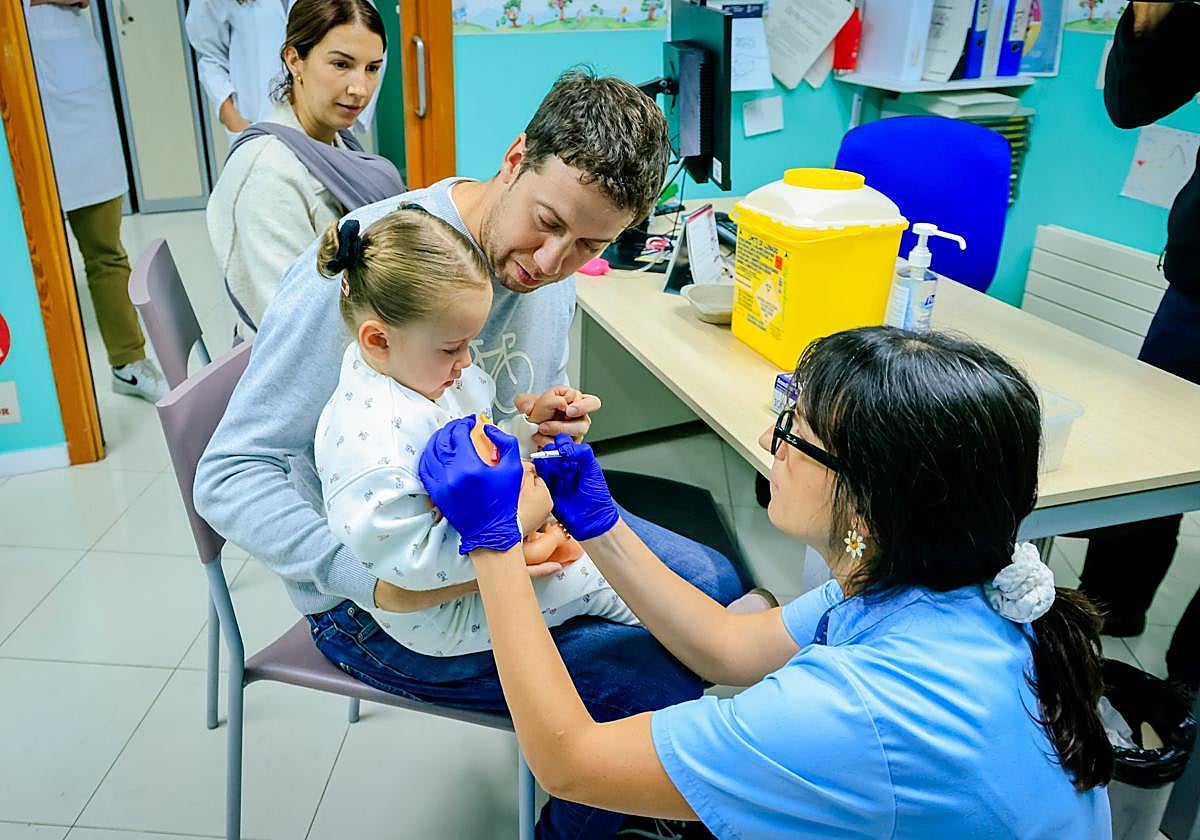 Una niña recibe la vacuna este lunes en el centro de salud de Olárizu.