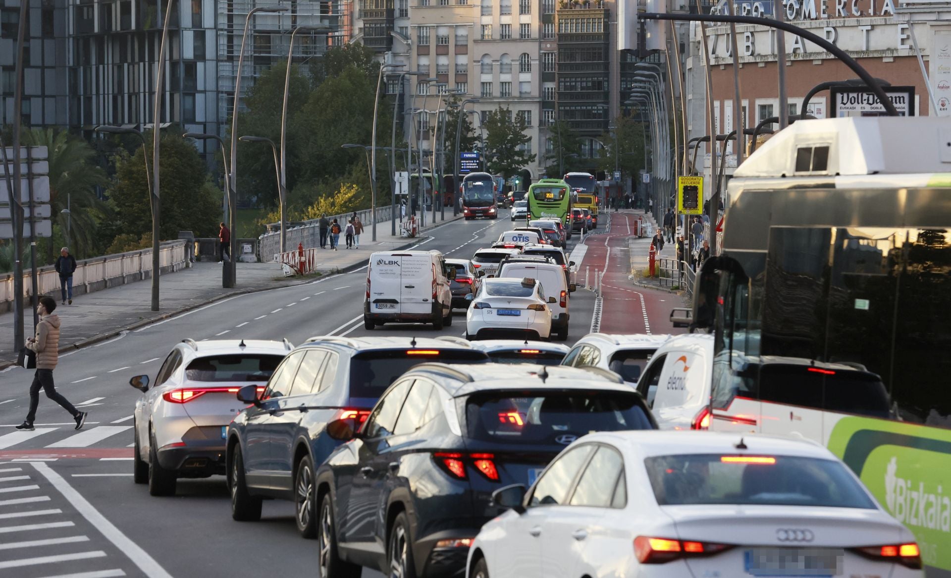 El puente de Deusto, a primera hora de la mañana.