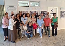 Pacientes y enfermeras que han participado en la exposición posan junto a la autora de las fotografías Ainhoa Pérez (segunda por la izquierda).