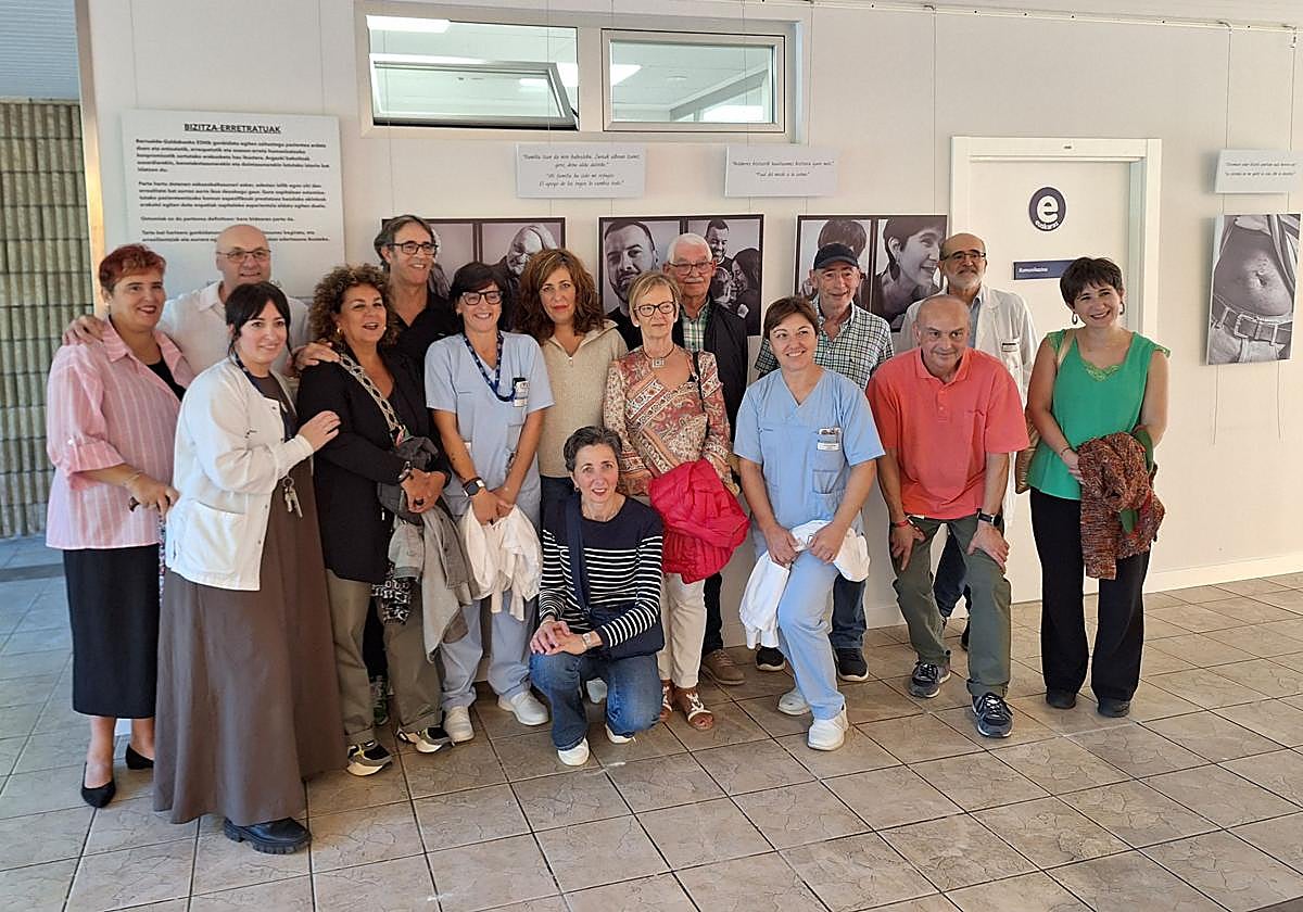 Pacientes y enfermeras que han participado en la exposición posan junto a la autora de las fotografías Ainhoa Pérez (segunda por la izquierda).