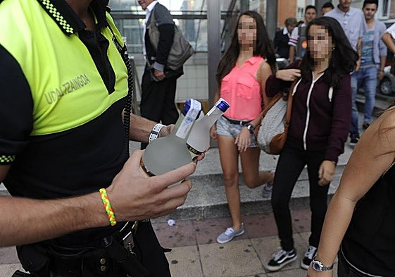 La Policía Local de Getxo requisa alcohol a menores a la salida de la estación de metro.