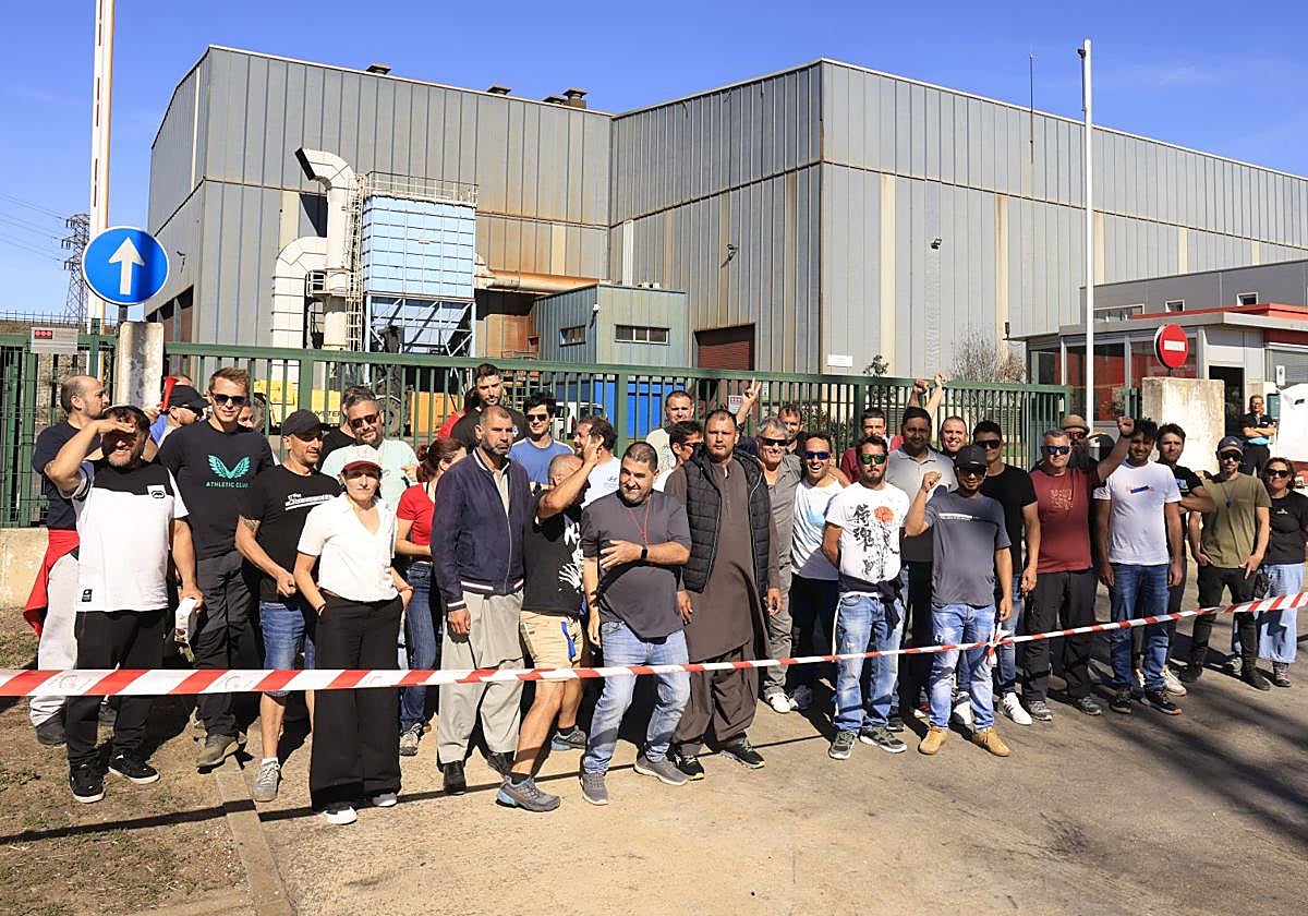 Los trabajadores de Haizea Wec se concentran frente a la fábrica..