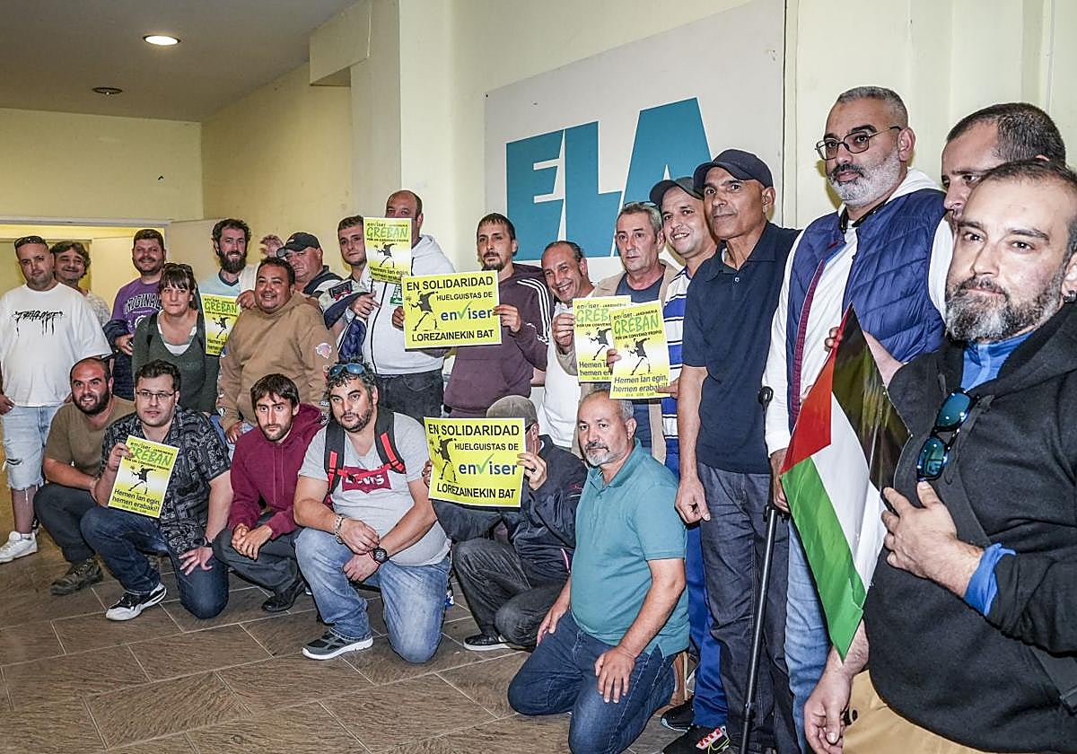 Parte de los trabajadores de Enviser, tras aceptar su nuevo convenio laboral.