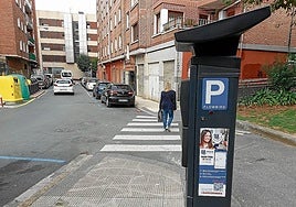 Uno de los parquímetros con la nueva aplicación que permite el pago con el teléfono móvil.