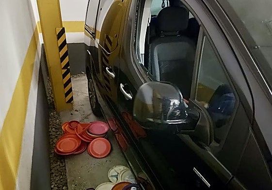 Uno de los turismos asaltados.