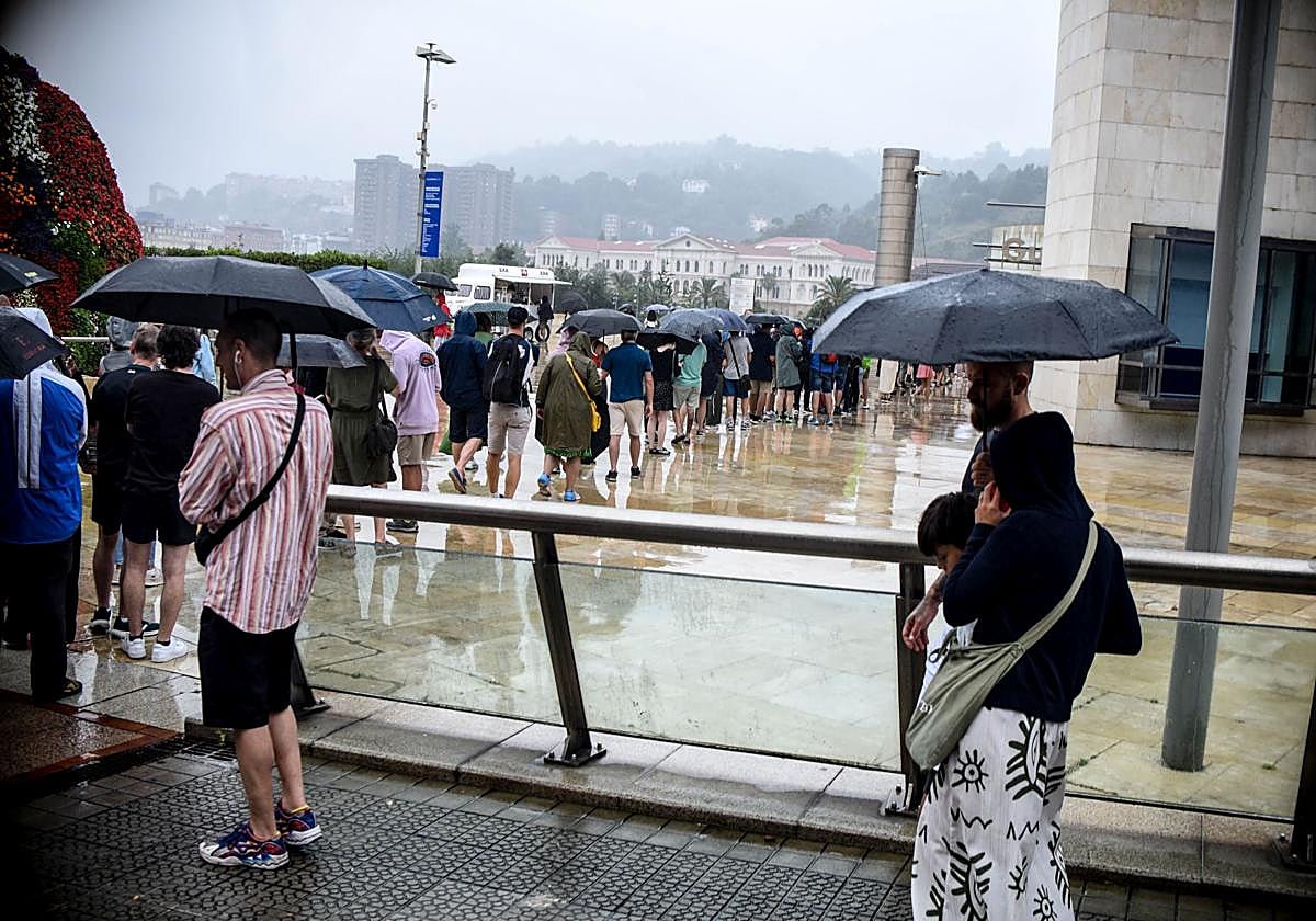 Colas en el Guggenheim en un día de lluvia.