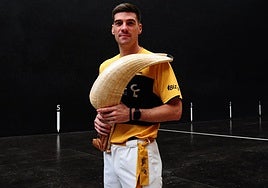 Xabier Barandika estrenó el lunes en Durango el 'gerriko' dorado de campeón de la Liga Jai Alai