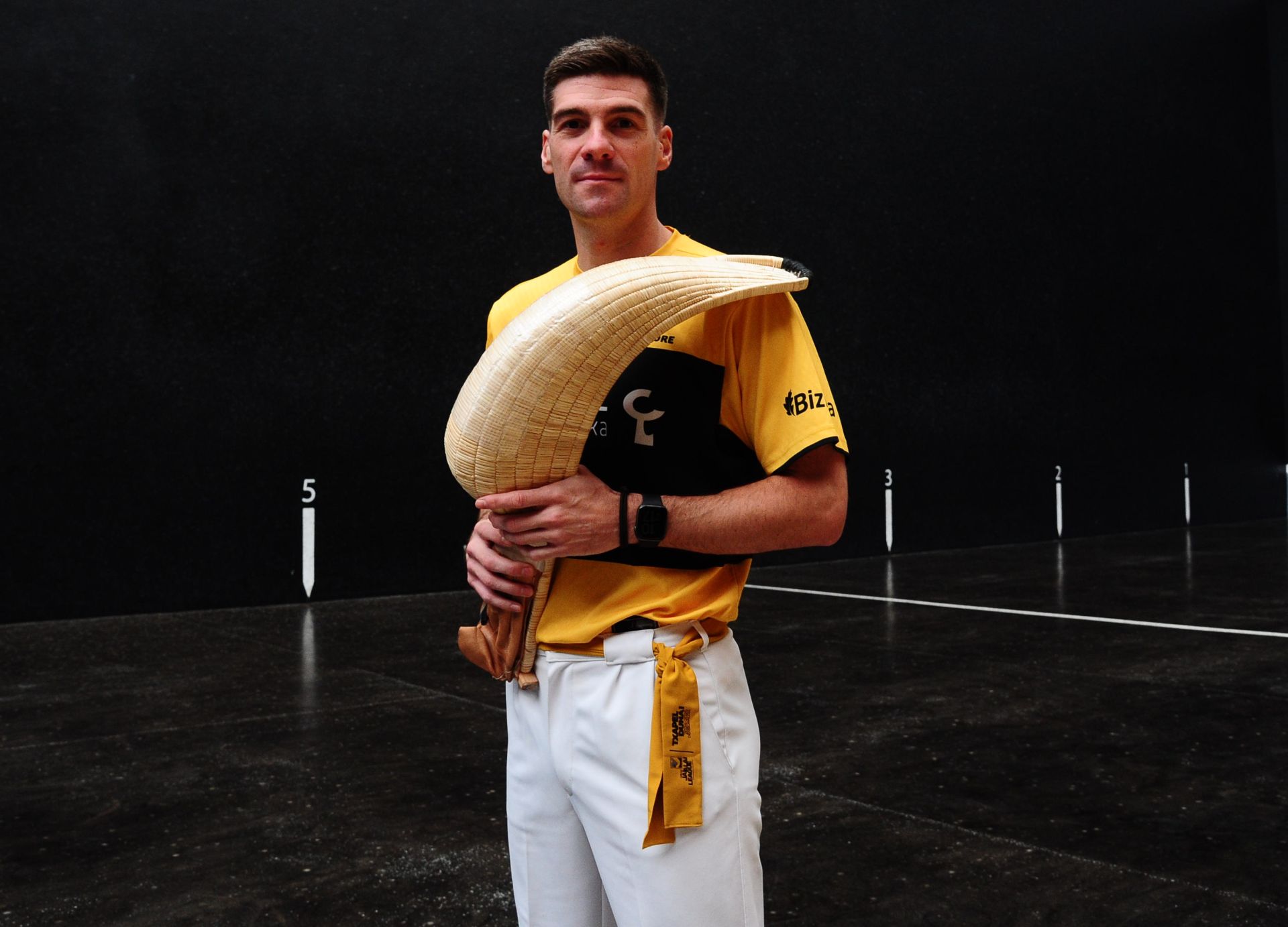Xabier Barandika estrenó el lunes en Durango el 'gerriko' dorado de campeón de la Liga Jai Alai
