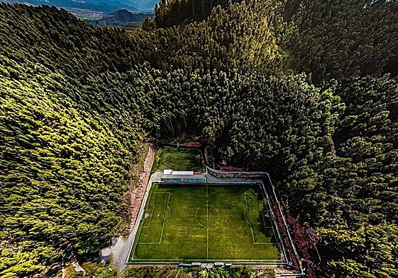Vista aérea del campo de La Salera, ubicado en pleno monte, rodeado de pinos.