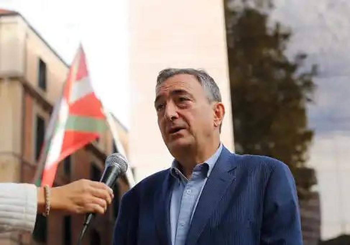 Aitor Esteban ha respondido esta mañana a Andueza en el exterior de Sabin Etxea.