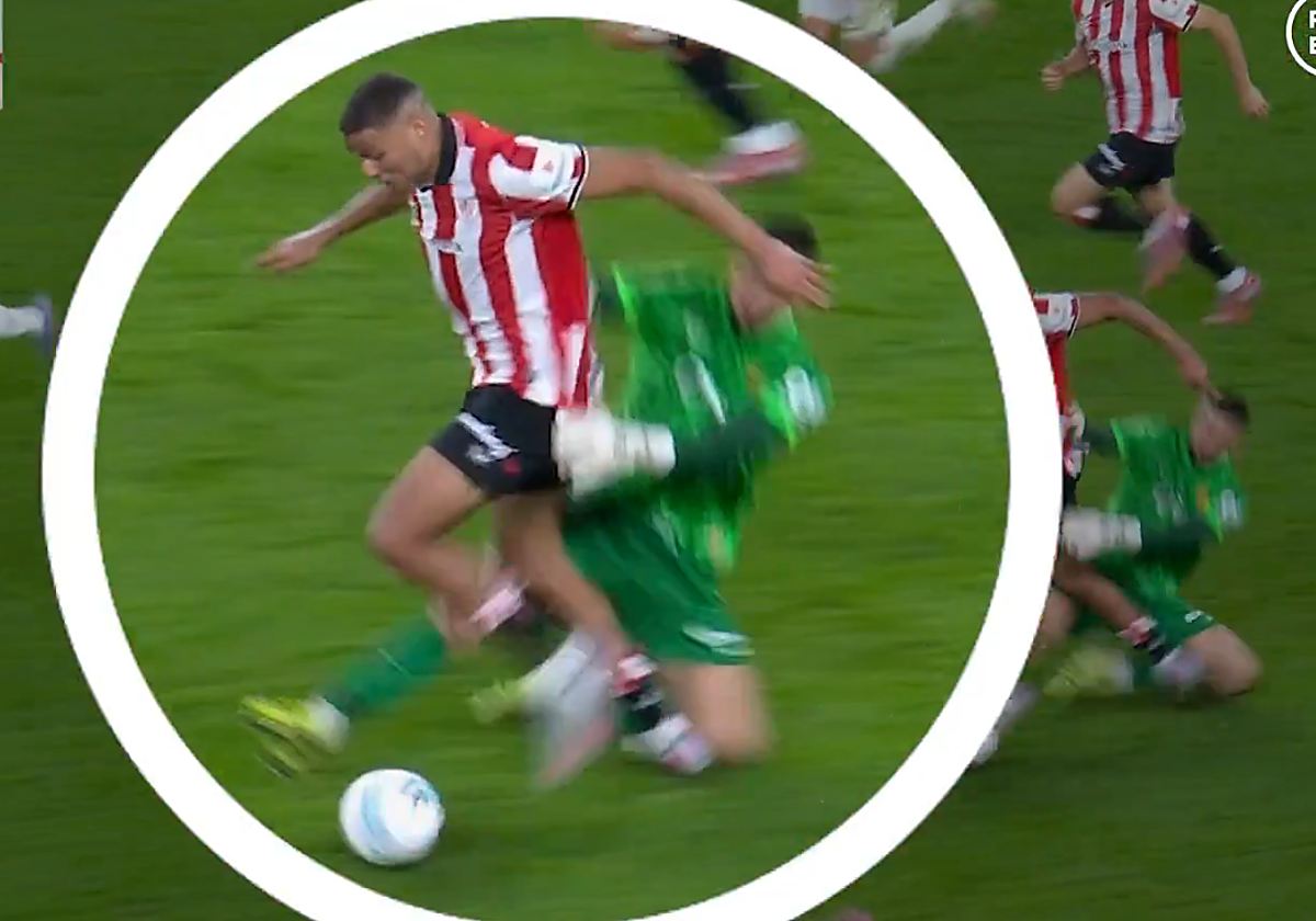 El Comité Técnico de Árbitros dice que el portero del Mallorca tuvo que ser expulsado por la entrada a Maroan