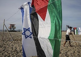 Fotografía de banderas de Israel y Palestina colocadas durante una manifestación en la playa de Copacabana en Río de Janeiro, Brasil.