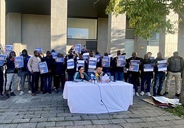 Los portavoces del Sindicato de Vivienda junto a los malienses este martes en Salburua.