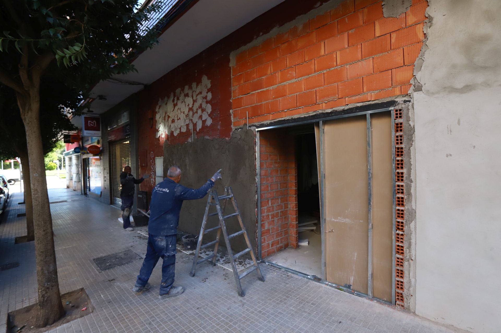 Hay carteles publicitarios en varios puntos de la ciudad.