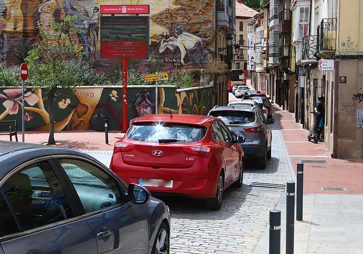 La calle Real Aquende soporta el paso de 5.000 coches diarios.