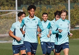 Selton Sued, ejercitándose con el primer equipo en Lazama.